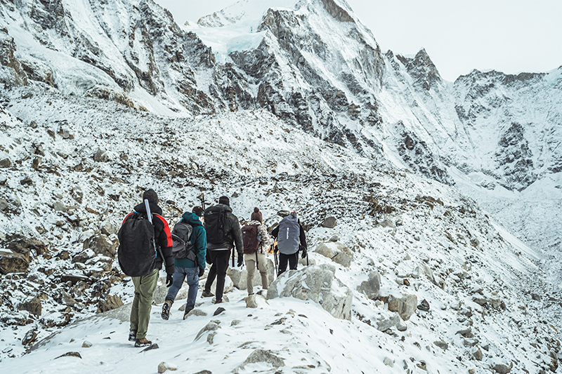 Trekkers walking towards the Khumbu 